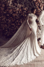 Impresionante vestido de novia largo blanco de encaje columna, cuello alto, manga larga y apliques con cola