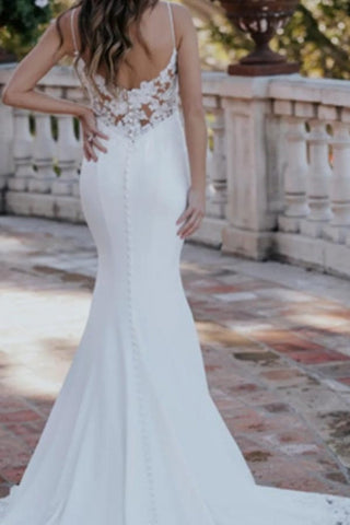 Magnifique robe de mariée blanche sans manches à col en dentelle et décolleté plongeant, ornée d'appliqués