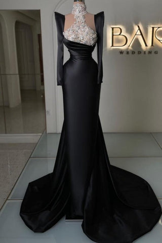 Superbe robe de bal noire en satin à manches longues et traîne en strass