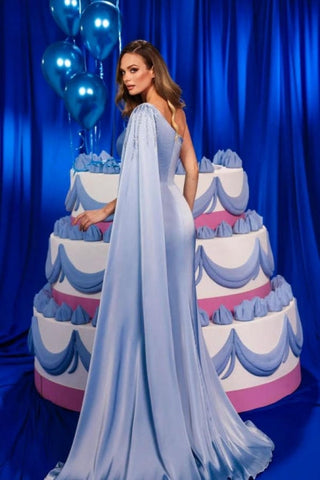 Impresionante vestido de fiesta columna de satén, un solo hombro, sin mangas, con volantes y abertura frontal.