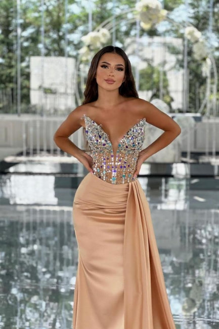 Impresionante vestido de fiesta columna de satén con escote en V, sin mangas y con pedrería.