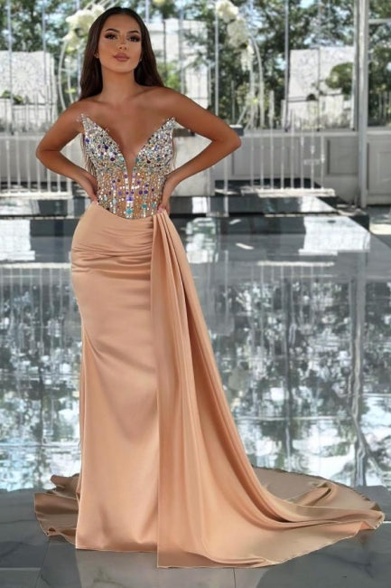 Impresionante vestido de fiesta columna de satén con escote en V, sin mangas y con pedrería.