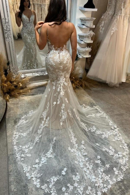Impresionante vestido de novia color marfil, sin mangas, de tul, encaje, tirantes finos y con apliques, estilo columna.
