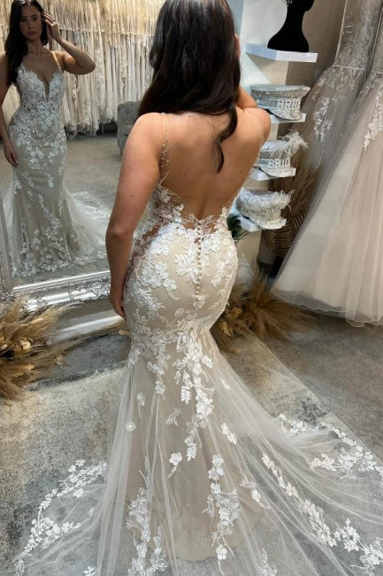 Impresionante vestido de novia color marfil, sin mangas, de tul, encaje, tirantes finos y con apliques, estilo columna.