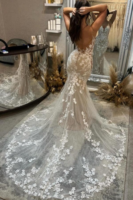 Impresionante vestido de novia color marfil, sin mangas, de tul, encaje, tirantes finos y con apliques, estilo columna.