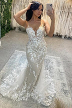Impresionante vestido de novia color marfil, sin mangas, de tul, encaje, tirantes finos y con apliques, estilo columna.