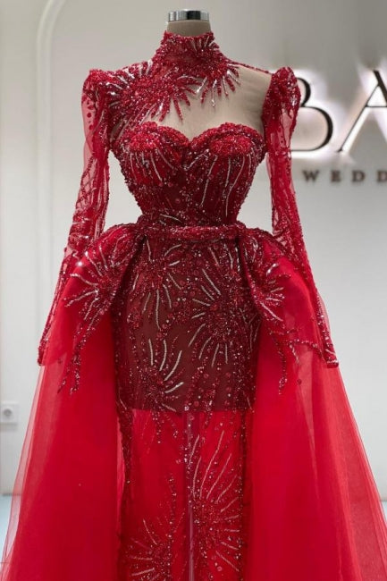 Impresionante vestido de graduación rojo de manga larga con escote corazón, tul y encaje, con cola.