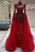 Impresionante vestido de graduación rojo de manga larga con escote corazón, tul y encaje, con cola.