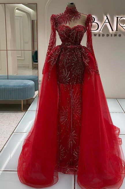 Impresionante vestido de graduación rojo de manga larga con escote corazón, tul y encaje, con cola.