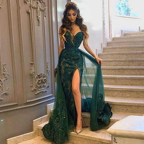 Magnifique robe de bal verte longue avec surjupe décolletée.