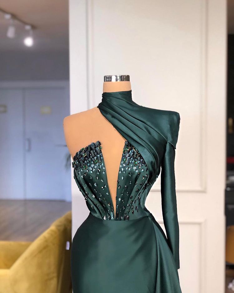 Magnifique robe de bal sirène à col montant et manches longues, ornée de cristaux et asymétrique.