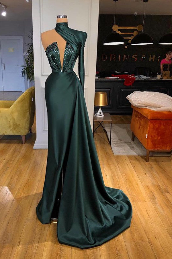 Magnifique robe de bal sirène à col montant et manches longues, ornée de cristaux et asymétrique.
