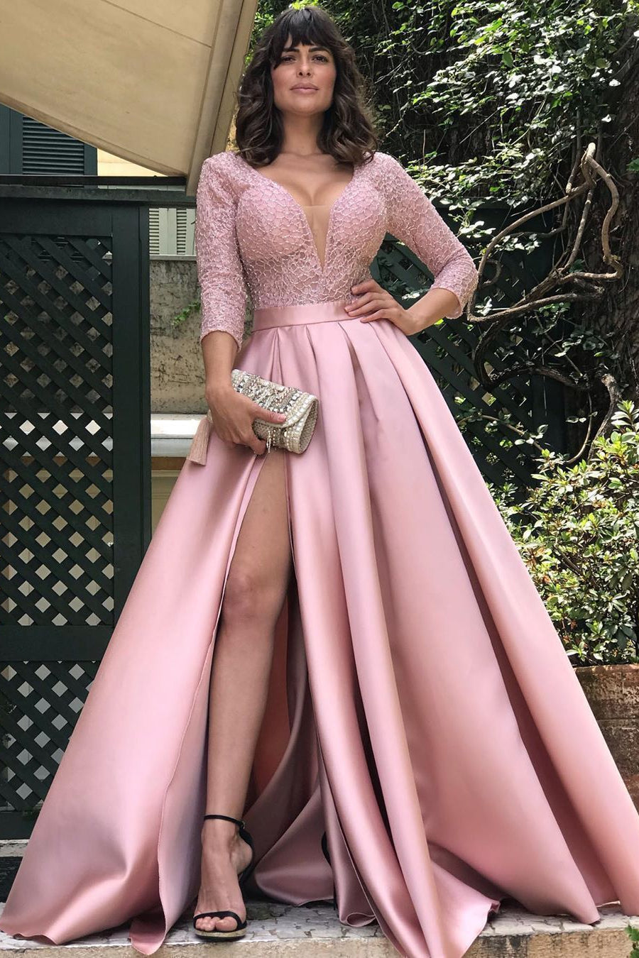 Impresionante vestido de fiesta de encaje con abertura larga y mangas 3/4 en oferta.