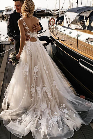 Magnifique robe de mariée longue trapèze en dentelle et tulle avec traîne chapelle et appliques.