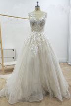 Impresionante vestido de novia largo de corte A con apliques, encaje y tul con cola de capilla