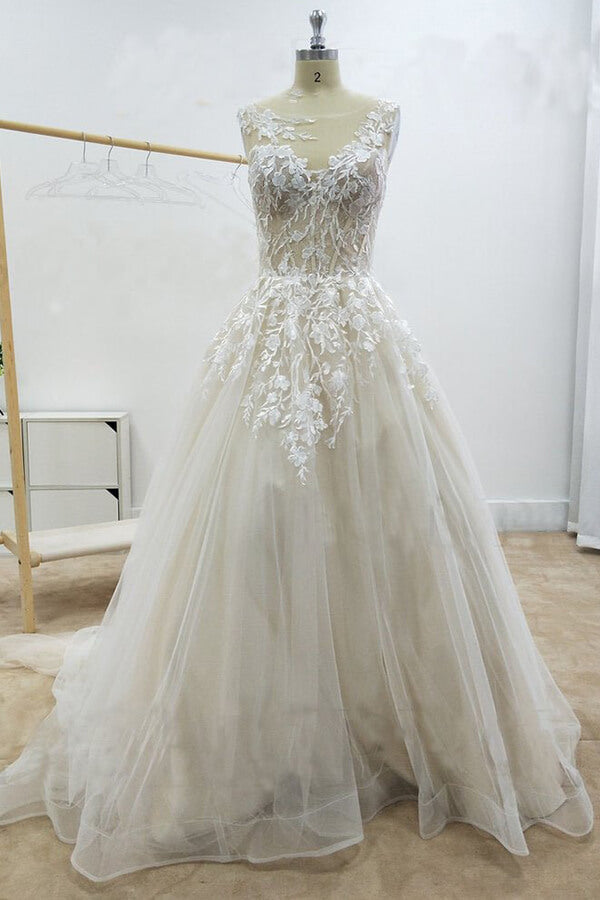 Impresionante vestido de novia largo de corte A con apliques, encaje y tul con cola de capilla