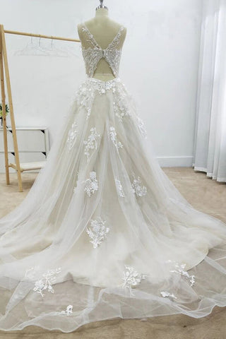 Magnifique robe de mariée longue trapèze en dentelle et tulle avec traîne chapelle et appliques.