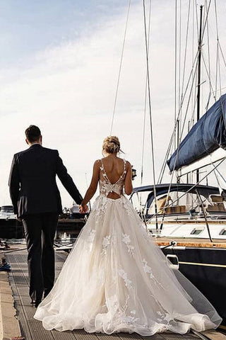 Magnifique robe de mariée longue trapèze en dentelle et tulle avec traîne chapelle et appliques.