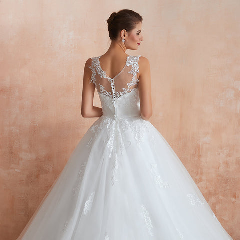 Magnifique robe de mariée longue en tulle et dentelle appliquée, coupe trapèze.