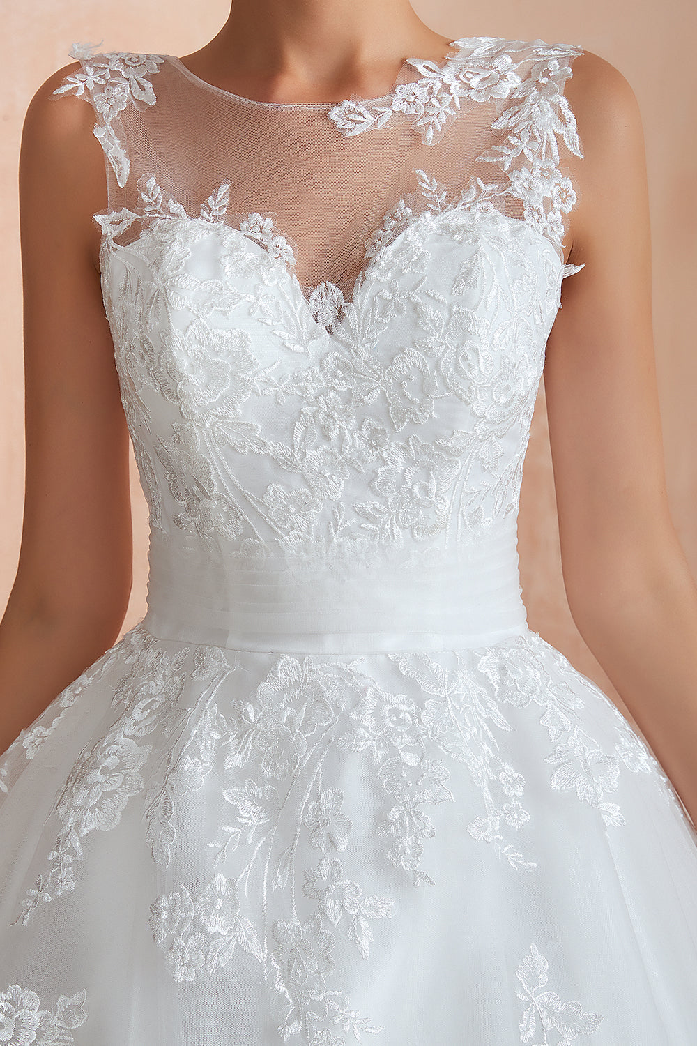Impresionante vestido de novia largo de corte A con apliques de encaje y tul