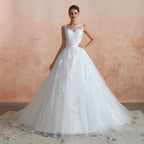 Impresionante vestido de novia largo de corte A con apliques de encaje y tul