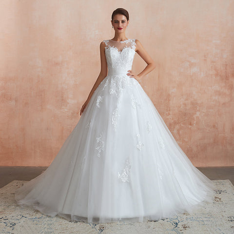 Magnifique robe de mariée longue en tulle et dentelle appliquée, coupe trapèze.