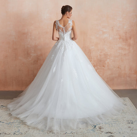 Magnifique robe de mariée longue en tulle et dentelle appliquée, coupe trapèze.