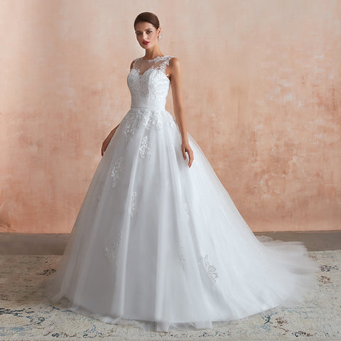 Magnifique robe de mariée longue en tulle et dentelle appliquée, coupe trapèze.