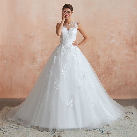 Magnifique robe de mariée longue en tulle et dentelle appliquée, coupe trapèze.