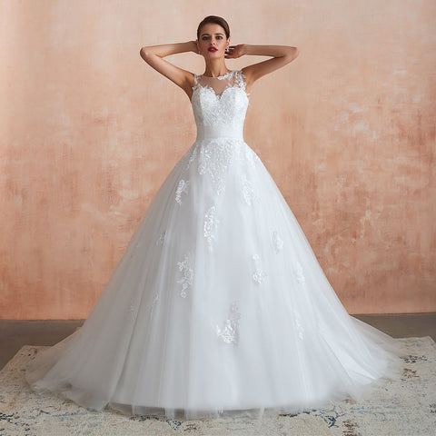 Magnifique robe de mariée longue en tulle et dentelle appliquée, coupe trapèze.