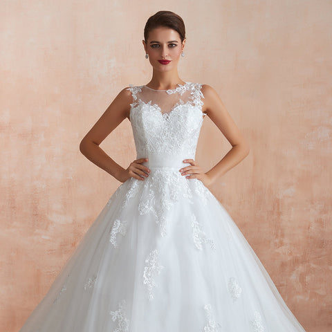 Magnifique robe de mariée longue en tulle et dentelle appliquée, coupe trapèze.