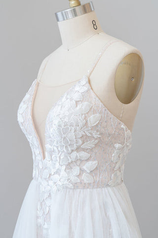 Magnifique robe de mariée longue trapèze à traîne chapelle, ornée d'appliques et dos nu en tulle, avec appliques.