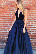 Impresionante vestido largo de fiesta de corte A, escote halter, espalda descubierta y fruncido