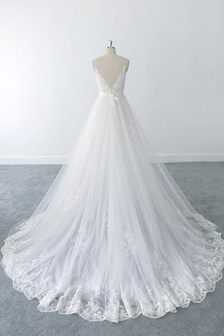 Magnifique robe de mariée longue en tulle à col V et volants appliqués, coupe trapèze, col en V.