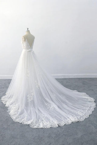 Magnifique robe de mariée longue en tulle à col V et volants appliqués, coupe trapèze, col en V.