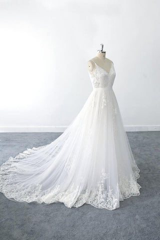Magnifique robe de mariée longue en tulle à col V et volants appliqués, coupe trapèze, col en V.