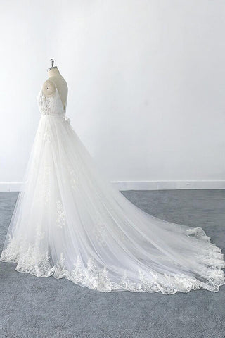 Magnifique robe de mariée longue en tulle à col V et volants appliqués, coupe trapèze, col en V.
