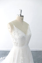 Magnifique robe de mariée longue en tulle à col V et volants appliqués, coupe trapèze, col en V.