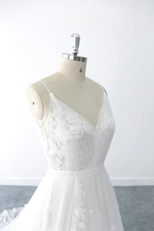 Magnifique robe de mariée longue en tulle à col V et volants appliqués, coupe trapèze, col en V.