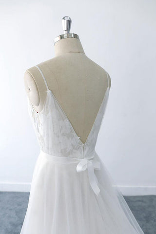 Magnifique robe de mariée longue en tulle à col V et volants appliqués, coupe trapèze, col en V.