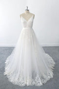 Magnifique robe de mariée longue en tulle à col V et volants appliqués, coupe trapèze, col en V.