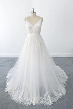 Magnifique robe de mariée longue en tulle à col V et volants appliqués, coupe trapèze, col en V.