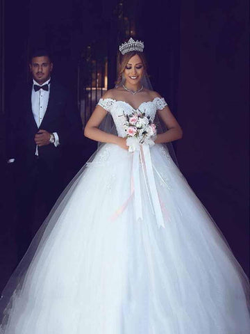 Impresionantes vestidos de novia largos de corte princesa con hombros descubiertos, encaje y tul.