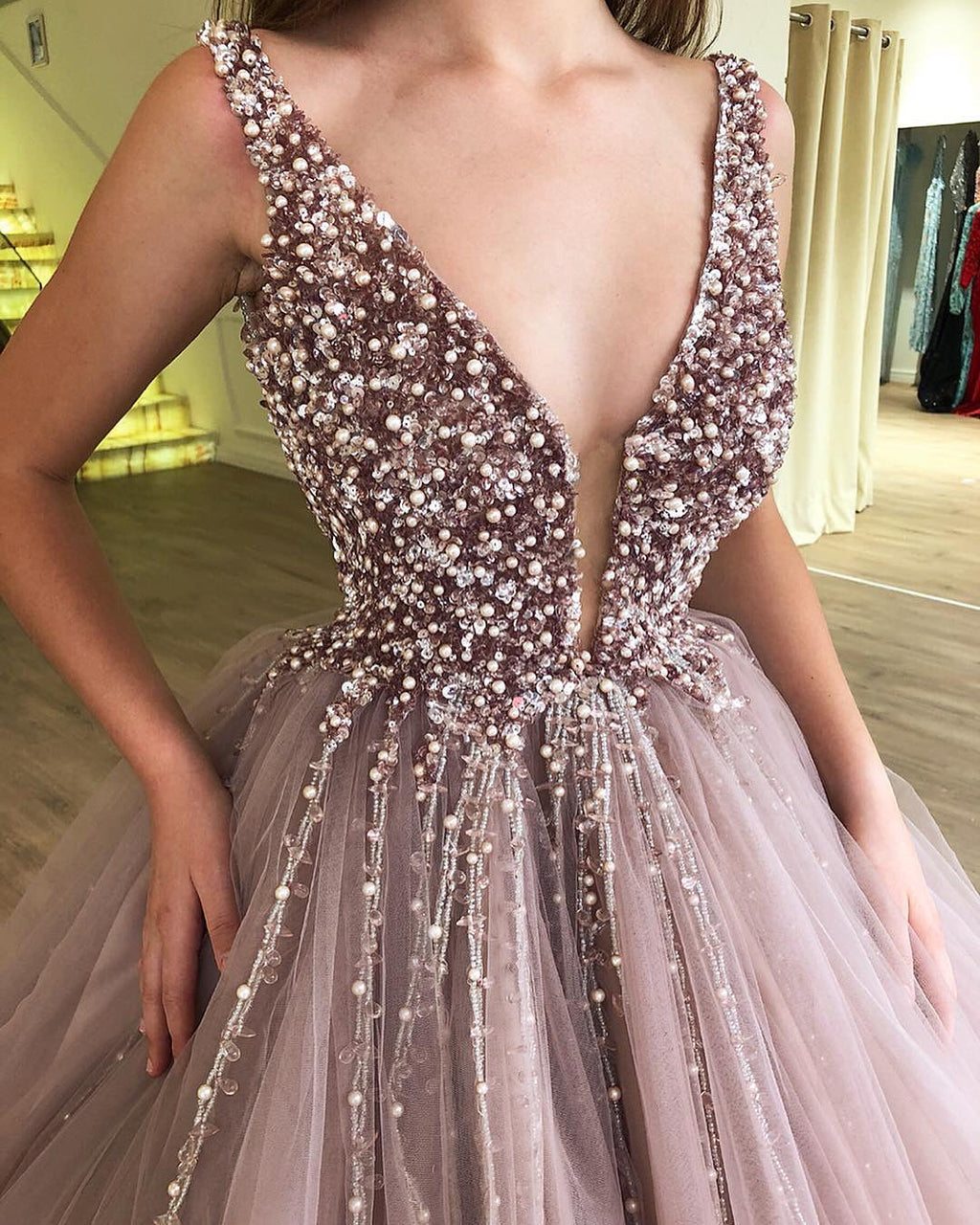 Impresionante vestido largo de gala con escote en V, de tul y con pedrería.