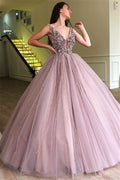 Impresionante vestido largo de gala con escote en V, de tul y con pedrería.