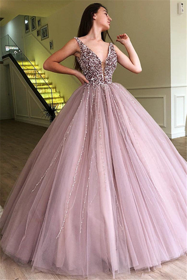 Impresionante vestido largo de gala con escote en V, de tul y con pedrería.