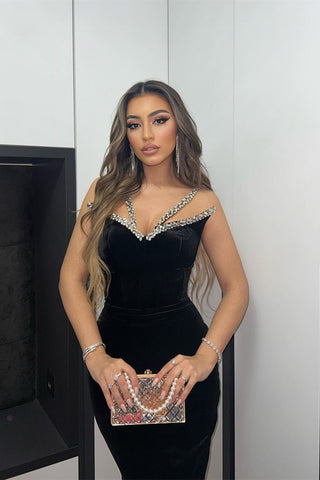 Impresionante vestido largo negro de sirena sin mangas de terciopelo con cristales para baile de graduación.