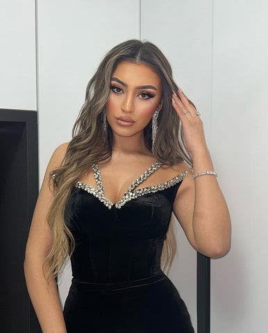 Impresionante vestido largo negro de sirena sin mangas de terciopelo con cristales para baile de graduación.