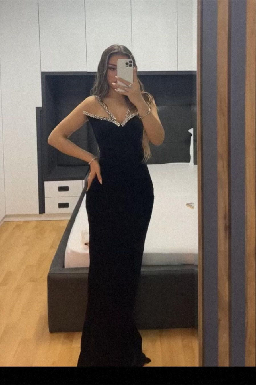 Impresionante vestido largo negro de sirena sin mangas de terciopelo con cristales para baile de graduación.