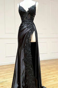 Impresionantes vestidos largos de fiesta negros con escote en V, tirantes finos, encaje, sin mangas y abertura larga, disponibles en línea.